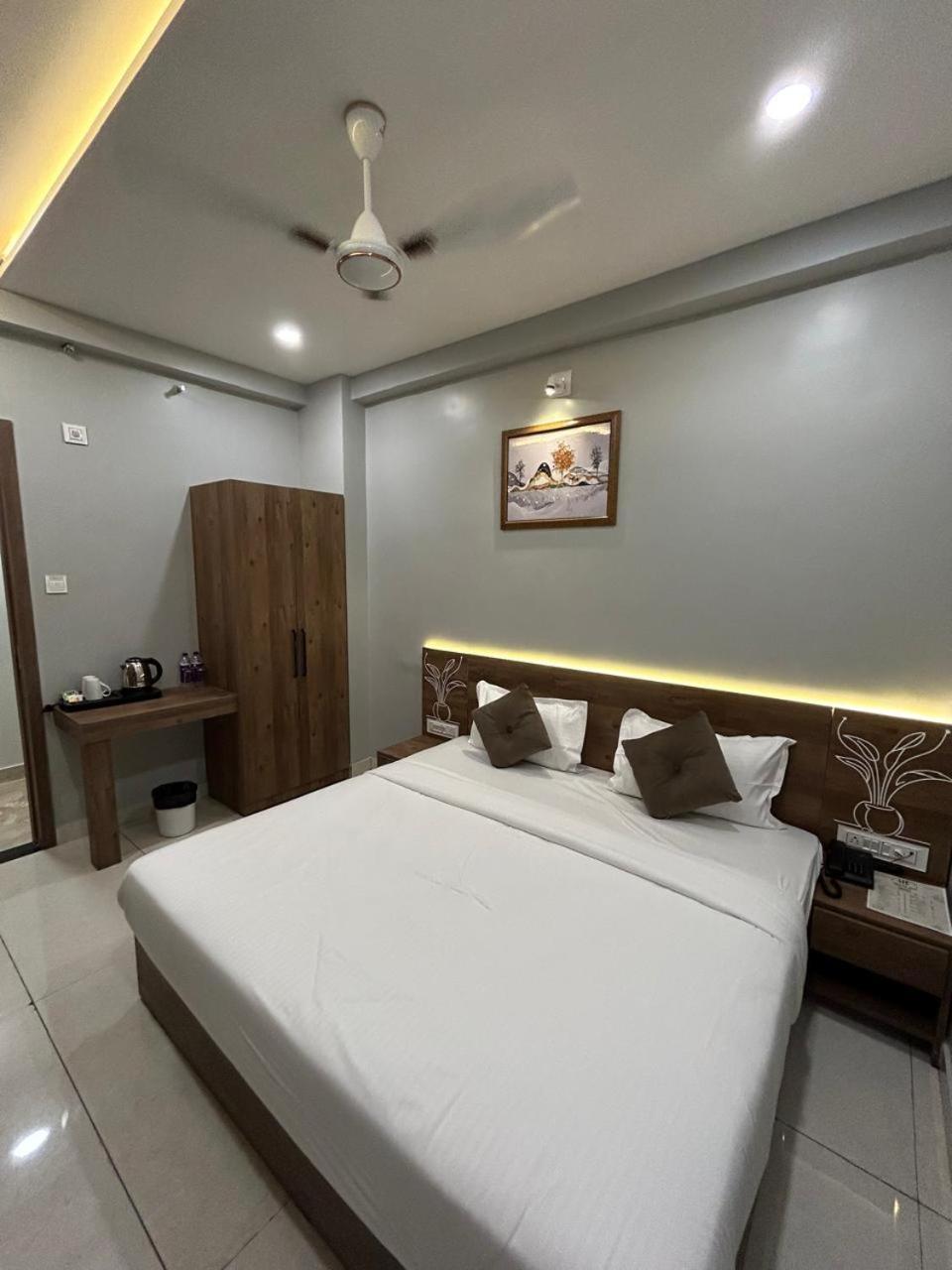 Hotel Holiday Icon Дварка Экстерьер фото